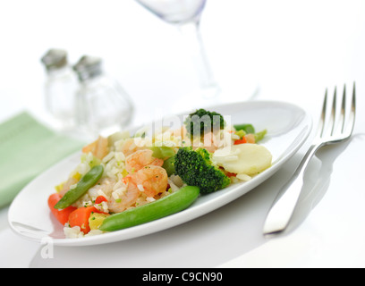 Les crevettes avec du riz, des légumes, et d'ananas, sauce aigre-douce Banque D'Images