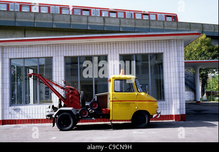 OPEL Blitz historique (1964) Camion de récupération à une station essence vintage des années 50 dans la ville de Hambourg en Allemagne. Banque D'Images