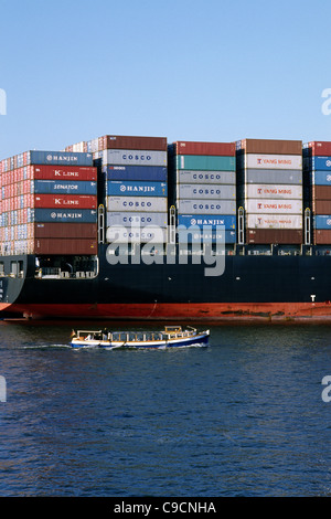 Barge de visites d'être éclipsé par navire marchand taiwanais YANG MING à Utopia Tollerort Terminal Conteneurs de Hambourg. Banque D'Images