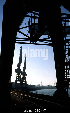 Silhouette de portiques historiques (Kranbau Eberswalde en Asie de l'Allemagne) à Kaiser-Wilhelm-Hafen dans le port de Hambourg. Banque D'Images