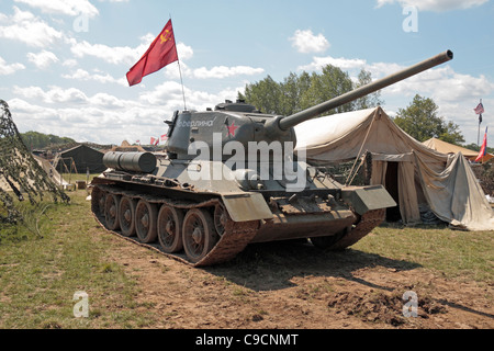 Un russe/soviétique T34/85 Guerre Mondiale deux réservoirs (1945) sur l'affichage lors de la guerre de 2011 et à la paix, Hop Farm Paddock Wood, Kent, UK. Banque D'Images