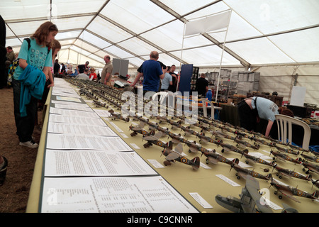 Des Tables & Hurricane Spitfire miniature modèle réduit en vente à la guerre & Paix 2011 Show à Hop Farm, Kent, UK. Banque D'Images