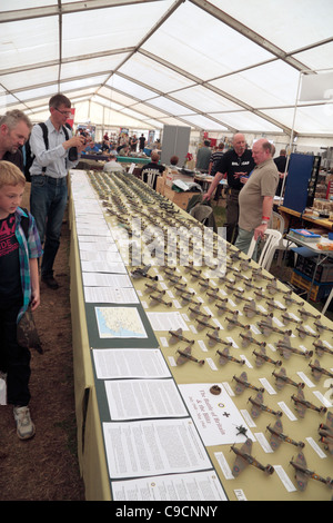 Des Tables & Hurricane Spitfire miniature modèle réduit en vente à la guerre & Paix 2011 Show à Hop Farm, Kent, UK. Banque D'Images