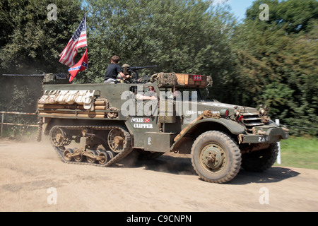 Un blindé américain M3 demi-piste de troupe sur l'affichage à la guerre de 2011 et à la paix, Hop Farm Paddock Wood, Kent, UK. Banque D'Images