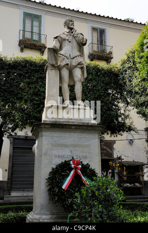 La statue en marbre de Torquato Tasso (1544-1595), par Giovanni Carli, 1870. Torquato Tasso est un auteur du poème épique Gerusale Banque D'Images