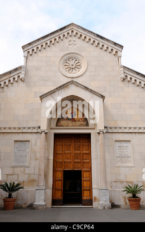 Duomo dei SS Filippo e Giagomo, à l'origine remonte au 11ème siècle, reconstruite au 15ème siècle et la façade a été... Banque D'Images