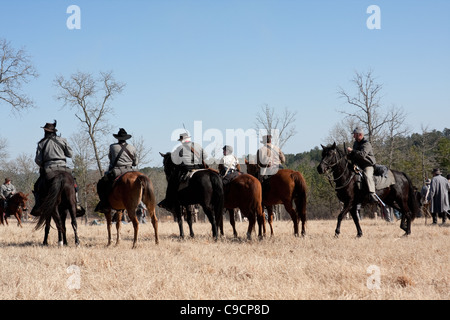 Les soldats de cavalerie de l'équitation dans la bataille à une guerre civile reenactment Banque D'Images