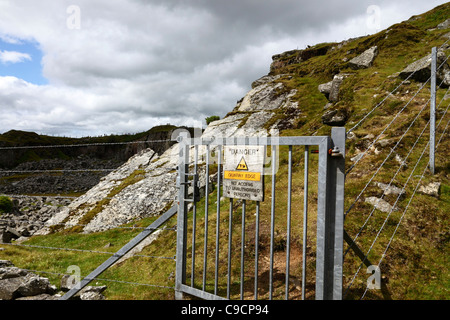 Inscrivez-vous sur gate prévenir d'un danger en raison de la carrière La carrière de edge, Cheesewrings , près de laquais , Bodmin Moor , Cornouailles , Angleterre Banque D'Images