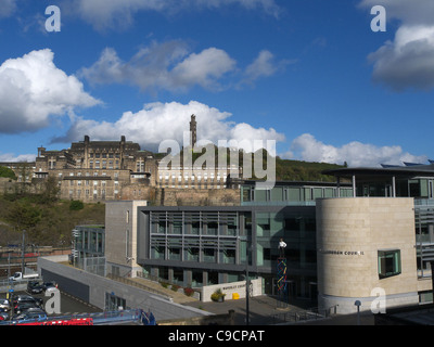 Cour de Waverley, bureaux de conseil-ville d'Édimbourg avec Calton Hill au-delà que de East Market Street, Edinburgh, Ecosse, Royaume-Uni Banque D'Images