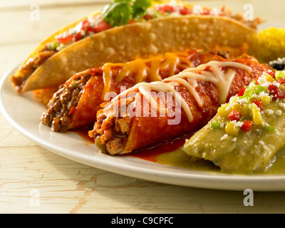 Deux les enchiladas, un tamale et un taco dîner Banque D'Images