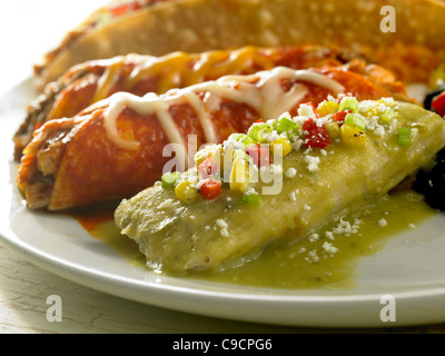 Un tamale garni de sauce verte, la salsa et le fromage, deux enchiladas et un taco dîner Banque D'Images