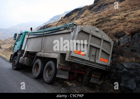 Camion dans un fossé sur la route à voie unique sur l'île de Mull Banque D'Images