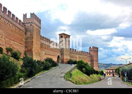 Les murs du château de Gradara. Banque D'Images