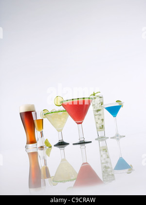 Un assortiment de cocktails sur fond blanc Banque D'Images