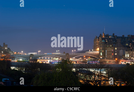 Vue de nuit de Princes Street Gardens du pont nord et l'ancien bâtiment écossais à Édimbourg, en Écosse. Banque D'Images