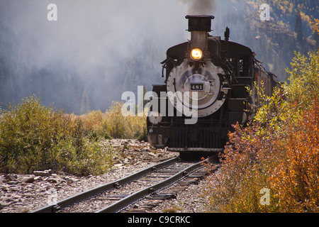 Durango et Silverton Narrow Gauge Railroad, avec un train à moteur à vapeur au charbon entrant dans Silverton, Colorado. Banque D'Images