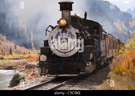 Durango et Silverton Narrow Gauge Railroad, avec un train à moteur à vapeur au charbon entrant dans Silverton, Colorado. Banque D'Images