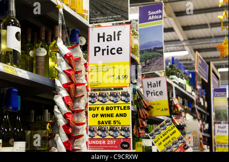 Moitié prix offre vin signe dans un supermarché Tesco, UK Banque D'Images