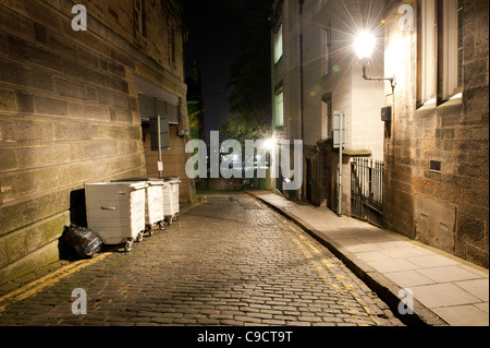 Vue de la nuit de Ramsay Lane, une rue pavée menant à la Royal Mile à Mound lieu à Edimbourg, Ecosse. Banque D'Images