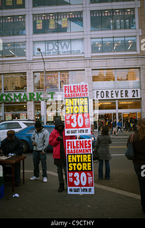 Vente de liquidation de la sous-sol du "Filene" et les magasins Syms Banque D'Images