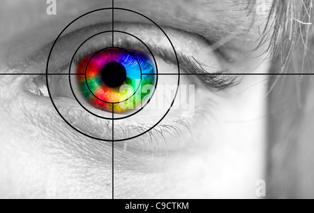 Gros plan de l'œil humain aux couleurs vives et la cible