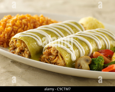 Enchilada suiza poulet avec riz et légumes espagnols Banque D'Images