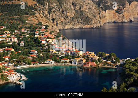 Assos (ou 'Asos') L'un des plus beaux villages de Céphalonie, sur la partie nord de l'île. La mer Ionienne, en Grèce Banque D'Images