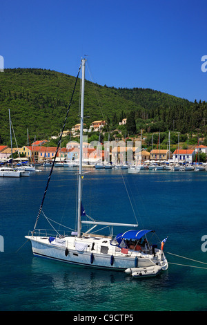 L'île de Céphalonie, Grèce. Vue partielle de Fiskardo village parmi les plus beaux de l'île, favori des skippers. Banque D'Images