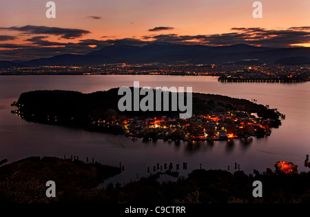 Vue panoramique vue du coucher de soleil de la ville de Ioannina, son lac ('Pamvotis" ou "Pamvotis'), l'îlot du lac et de son village. Grèce Banque D'Images