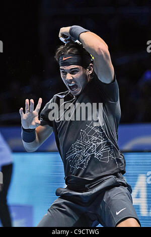 22.11.2011 Londres, Angleterre de l'Espagne de Rafael Nadal réagit après qu'il a gagné le point contre Roger Federer de la Suisse lors du tournoi à la ronde Tennis Barclays ATP World Tour Finals 2011 au 02 London Arena. Banque D'Images