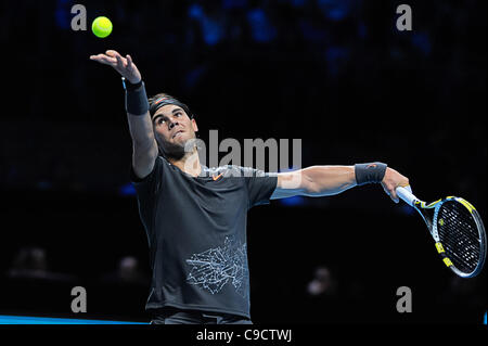 22.11.2011 Londres, Angleterre Rafael Nadal de l'Espagne pendant son match de round robin contre Roger Federer de la Suisse à la Tennis Barclays ATP World Tour Finals 2011 au 02 London Arena. Banque D'Images