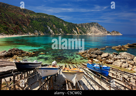 Un 'boat parking' dans Petanoi (ou "plage de Petani') sur l'île de Céphalonie, Mer Ionienne, Grèce Banque D'Images