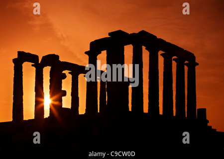 Le Temple de Poséidon (ancien dieu de la mer, selon la mythologie grecque classique) au Cap Sounion, autour de coucher du soleil. Banque D'Images