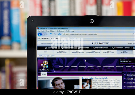 Le site web de l'UEFA tourné contre un meuble en arrière-plan (usage éditorial uniquement : -Print, télévision, e-book et le comité éditorial du site). Banque D'Images