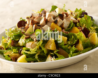Poulet grillé, salade de pommes de terre et d'orange Banque D'Images
