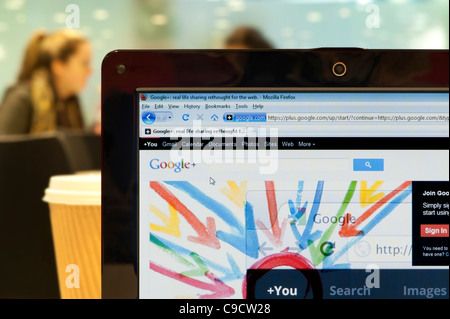 Le site Web Google Plus tourné dans un environnement (usage éditorial uniquement : -Print, télévision, e-book et le comité éditorial du site). Banque D'Images