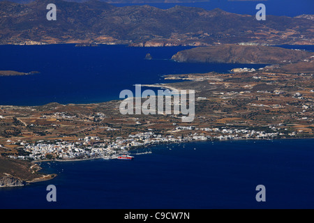 Vue panoramique du village d'Adamas, le port principal de l'île de Milos, à partir du haut de Profitis Ilias mountain, Cyclades, Grèce Banque D'Images