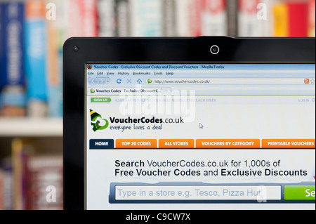 Le site web des codes bon tourné contre un meuble en arrière-plan (usage éditorial uniquement : -Print, télévision, e-book et le comité éditorial du site). Banque D'Images