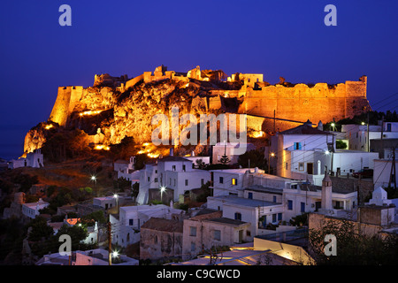 Partie de la hora ('capital") de de Cythère (ou 'l'île de Cythère") avec son château Vénitien sur le dessus, dans le 'blue' heure. Grèce Banque D'Images