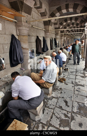 Les citoyens de Kayseri en effectuant les ablutions, rituel musulman typique de purification, avant d'entrer dans la mosquée d'Ulu. La Turquie Banque D'Images