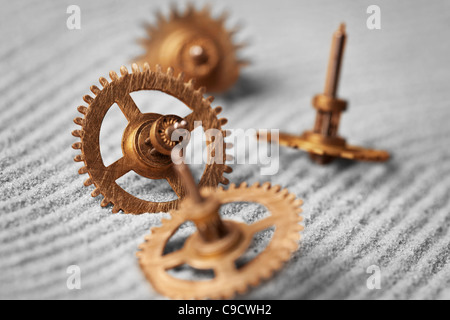 Old watch pignons sur l'sable gris - abstract still life Banque D'Images