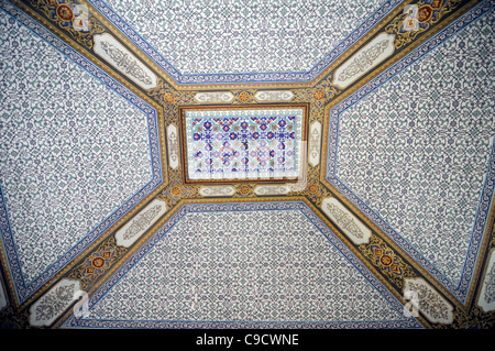 Le Palais de Topkapi, Istanbul, Turquie. L'intérieur du plafond, en céramique et mosaïque. Banque D'Images