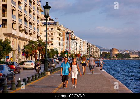 Les 'anciens' (Promenade Avenue Nikis) la route côtière de Thessalonique, Macédoine, Grèce. Dans l'arrière-plan, la Tour Blanche. Banque D'Images