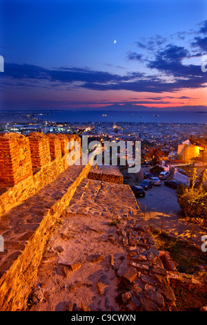 Vue panoramique sur les murs de Thessalonique ('Trigoniou Tower') d'Ano Poli (signifie "ville haute"). Macédoine, Grèce Banque D'Images