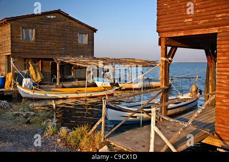 Cabines de cultivateurs de moules de Chalastra, delta du fleuve Axios, Thessalonique, Macédoine, Grèce. Banque D'Images