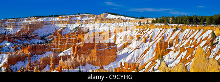 Photo Panorama de l'amphithéâtre naturel avec cheminées et de formations rocheuses couvertes de neige dans le Parc National de Bryce Canyon. Banque D'Images