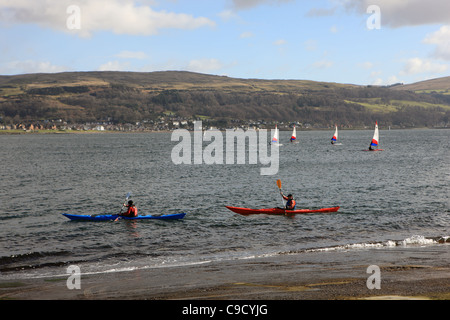 Kayak et canot voile sur le Firth of Forth. Prise de l'île de Largs (Cumbrae) avec en arrière-plan. Banque D'Images