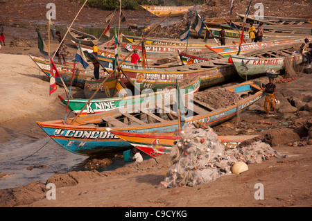 Une collection colorée de bateaux de pêche artisanale, banlieue de Freetown, Sierra Leone Banque D'Images