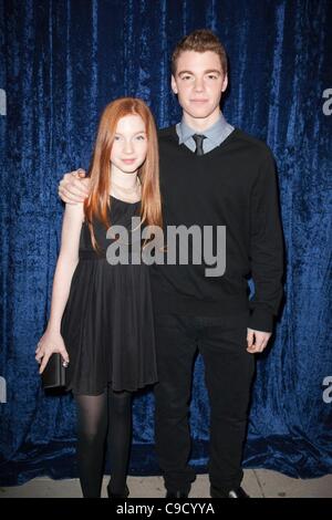 Gabriel Basso, Anna Lise Basso à l'intérieur de l'établissement SUPER 8 DVD et Blu-Ray Release Party, Samuel Goldwyn Theatre à l'AMPAS, Los Angeles, CA, 22 novembre 2011. Photo par : Emiley Schweich/Everett Collection Banque D'Images