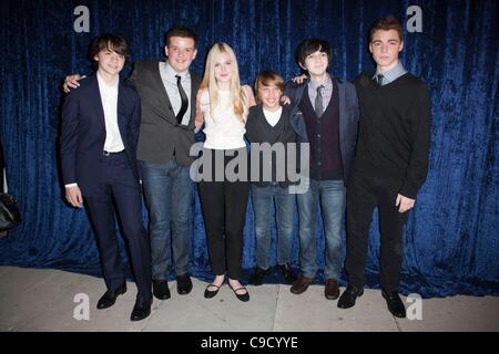 Joel Courtney, Elle Fanning, Riley Griffiths, Ryan Lee, Zach Mills, Gabriel Basso à l'intérieur de l'établissement SUPER 8 DVD et Blu-Ray Release Party, Samuel Goldwyn Theatre à l'AMPAS, Los Angeles, CA, 22 novembre 2011. Photo par : Emiley Schweich/Everett Collection Banque D'Images